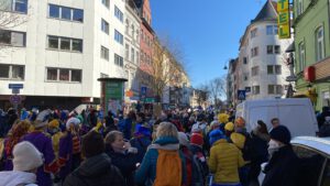 Krieg und/oder Karneval?